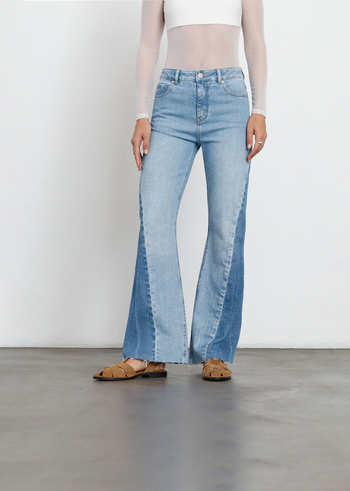 Jean Flare tiro alto con denim en contraste