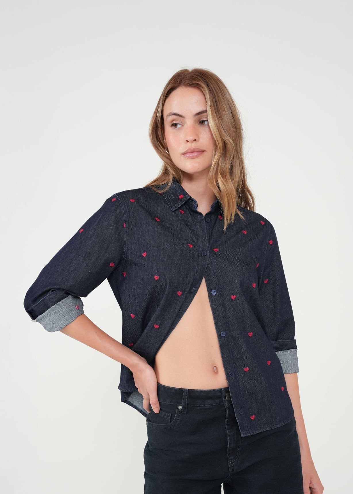 Camisa con mini corazones