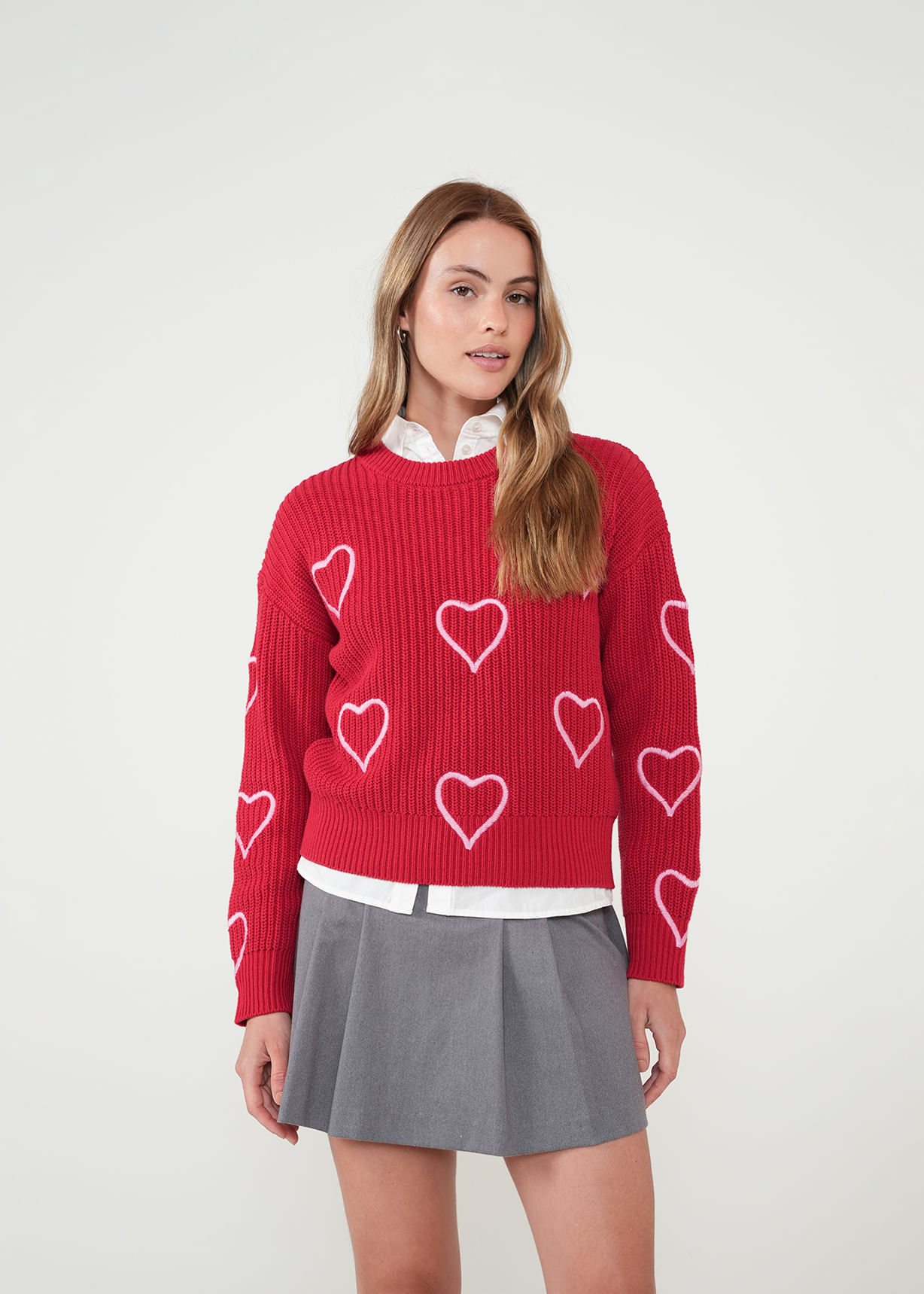 Buzo con corazones bordados