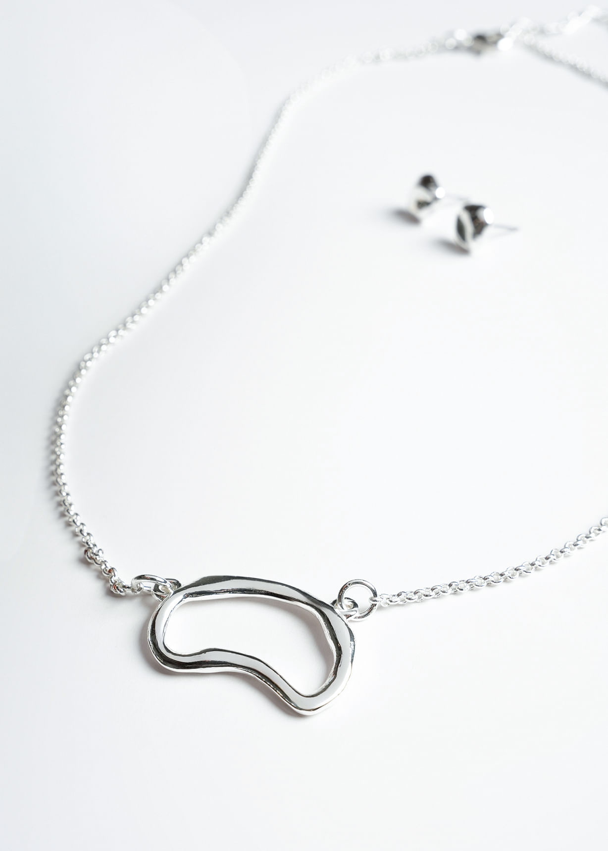 Set de collar y aretes plateados