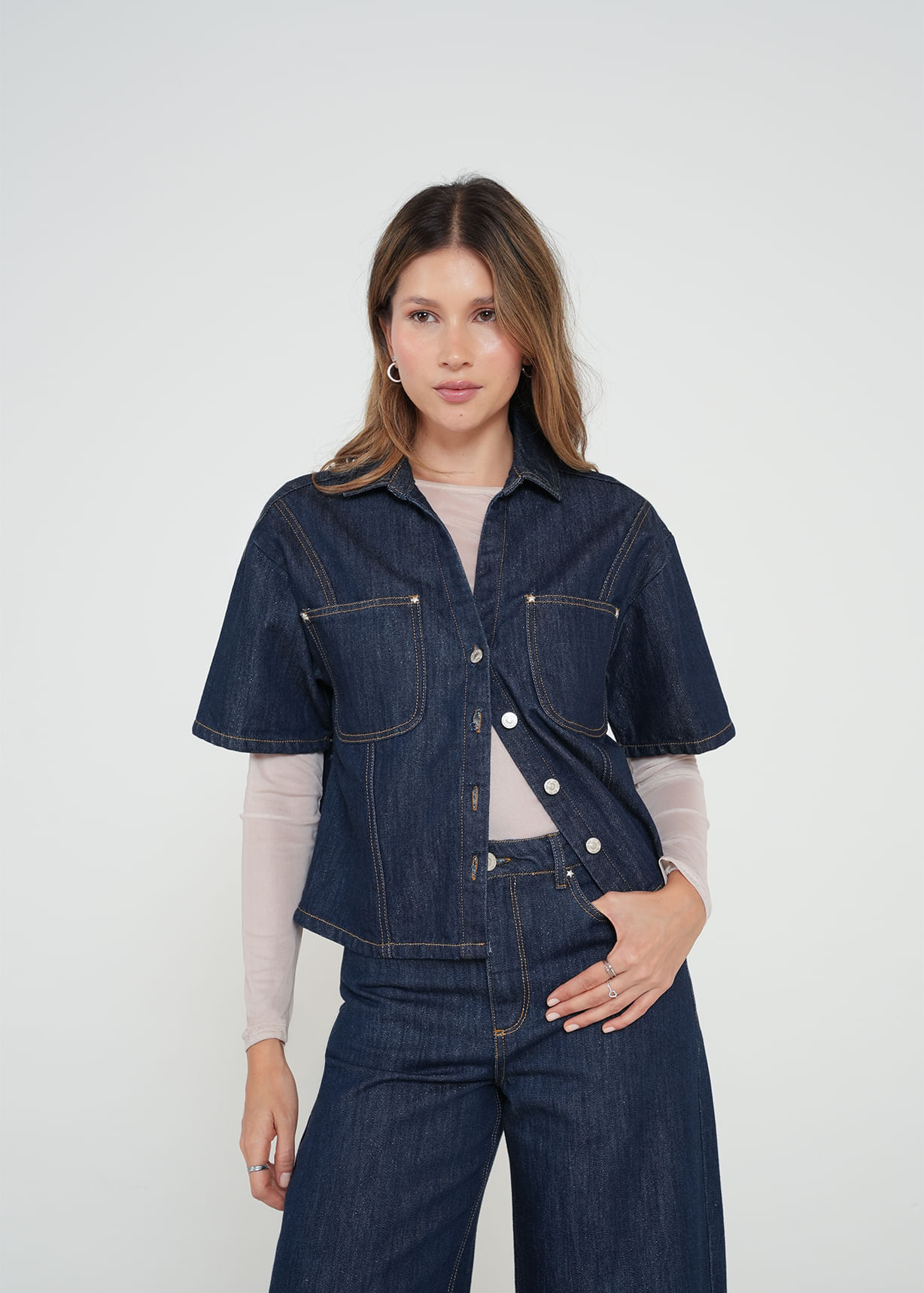 Camisa en denim con brillo